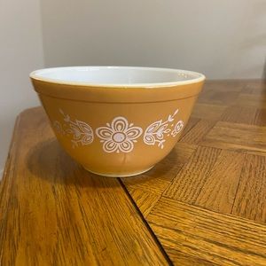Pyrex butterfly gold pattern bowl in a 1 1/2 pint size